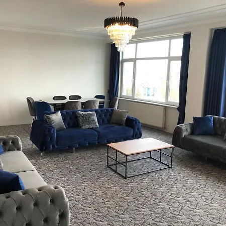 Appartement Enormous Duplex Flat On Main Street, Great View Istanboel