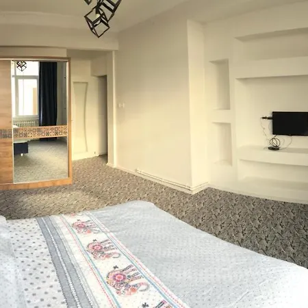 Appartement Enormous Duplex Flat On Main Street, Great View